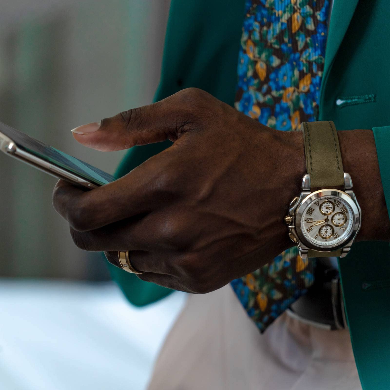 WOCCI 22mm Retro Leather Watch Band for Men and Women, Quick Release Replacement Strap with Golden Buckle (Army Green) - View 6 of 9