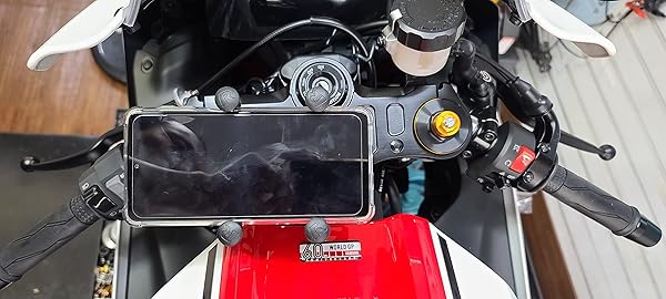 Mounts Lab Mounts Lab MotoMount R7: Aluminium Steering Stem Nut for Yamaha YZF R7 (2021+) - Phone/Camera/GPS Adapter - View 7 of 7