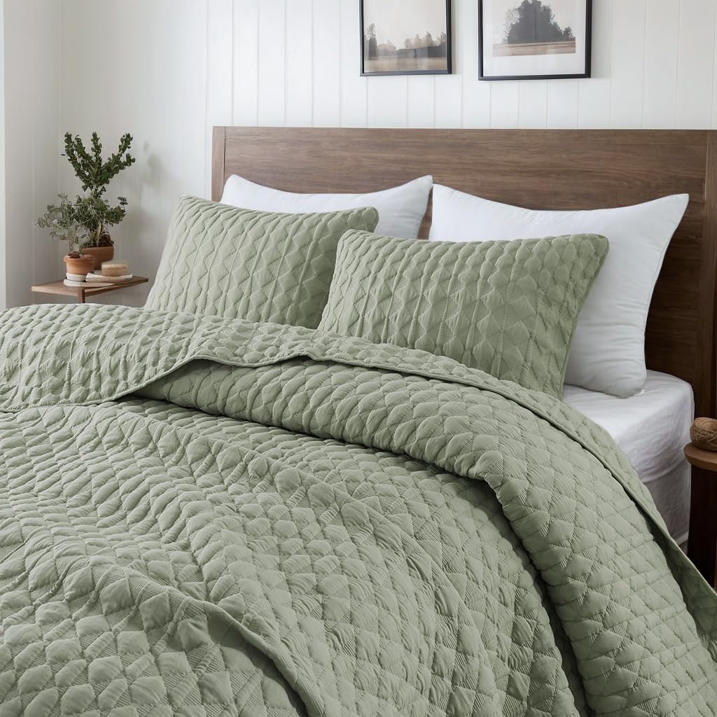 WDCOZY WDCOZY Sage Green King Size Quilt Bedding Set Lightweight Soft Bedspread with Pillow Shams All Season 3 Pieces 104x90 inches