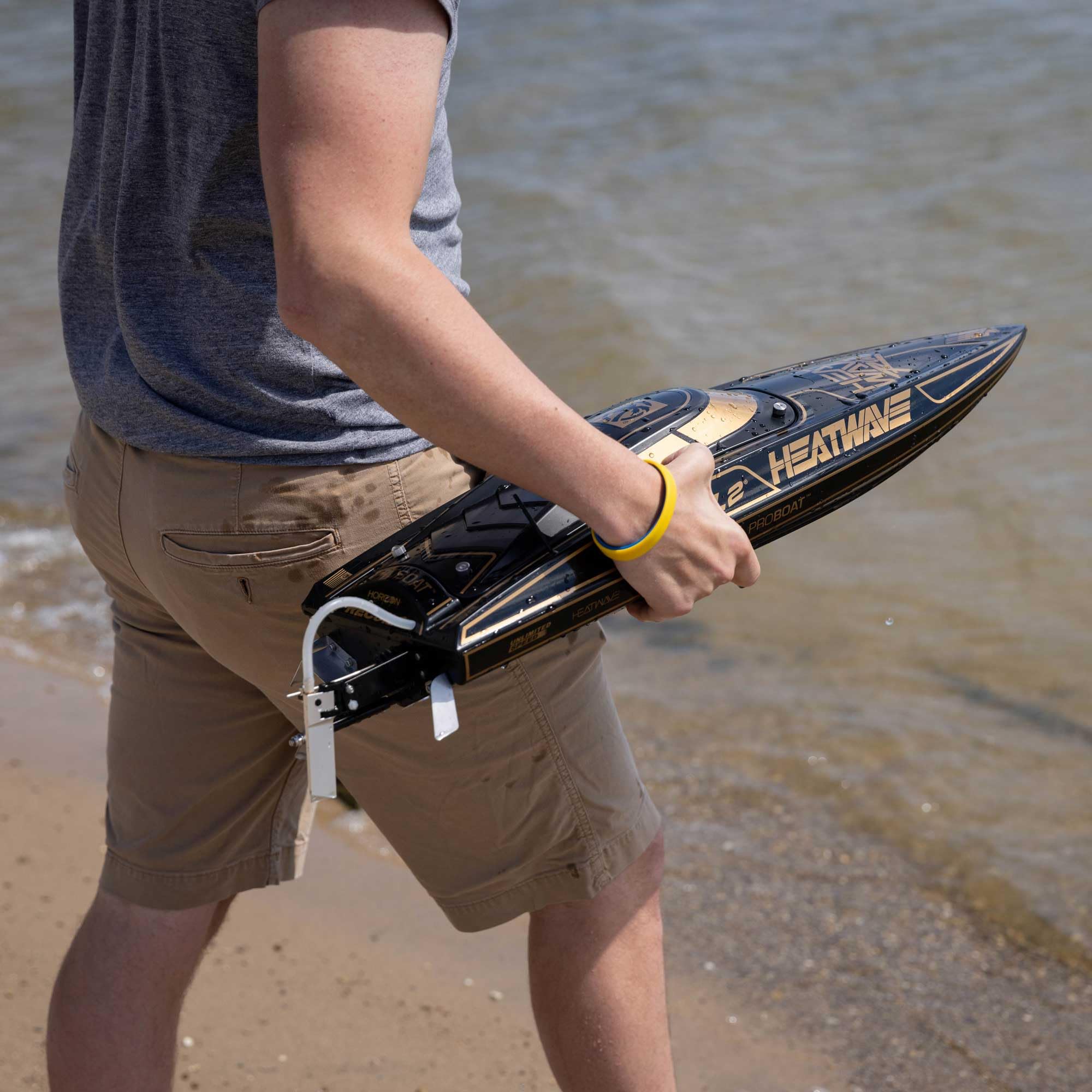 Pro Boat Pro Boat Shreddy Recoil 2 V2 26 Self-Righting Brushless RTR Fast RC Boat PRB08041V2T2 - View 2 of 9